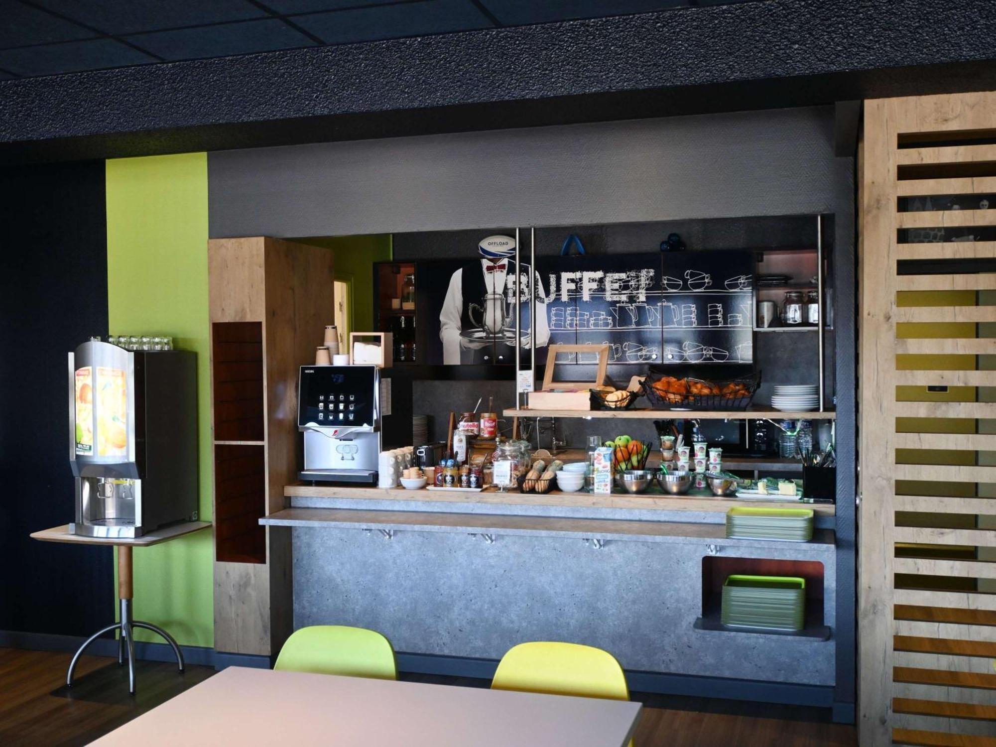 Hotel Ibis Budget Laval Bonchamp Les Laval Exterior photo
