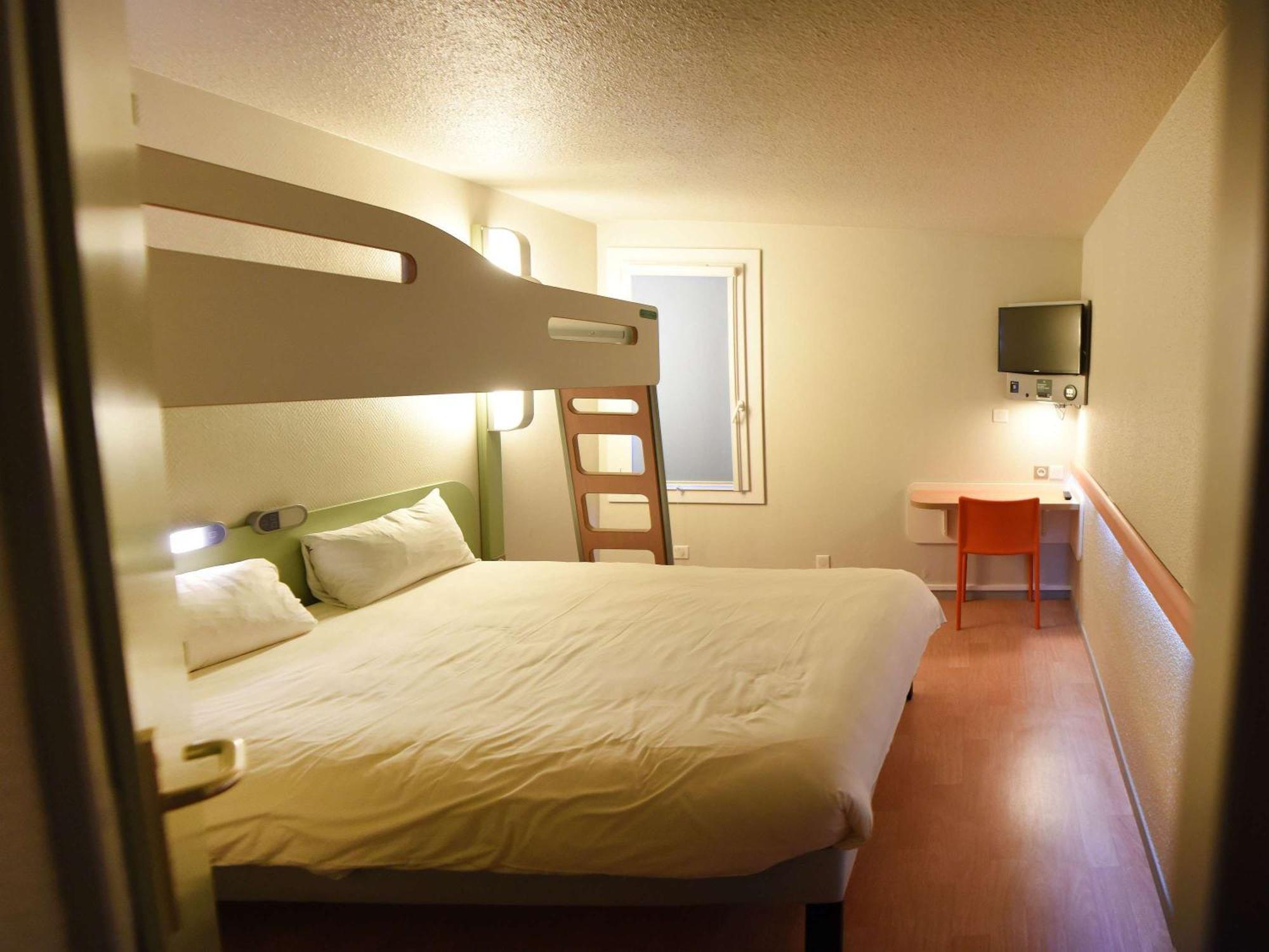 Hotel Ibis Budget Laval Bonchamp Les Laval Exterior photo